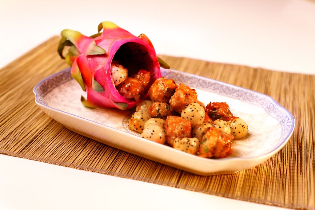 knorr-appetizer-small-dragonfruit-deep-fried-meatballs-with hawthorn juice-and-dragon-fruit