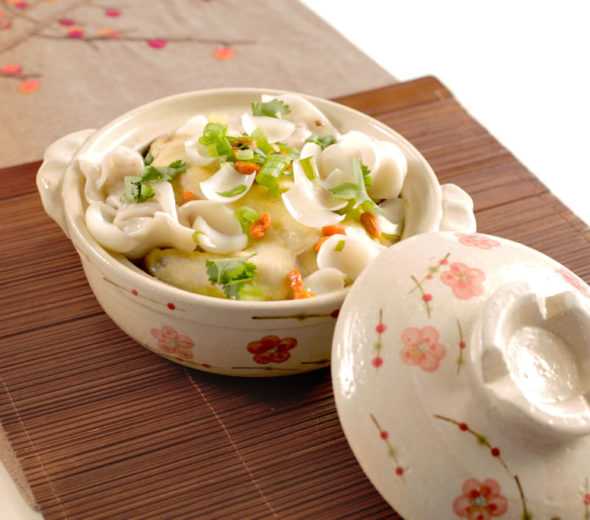 Aromatic Chicken with Wontons and Lily Bulb